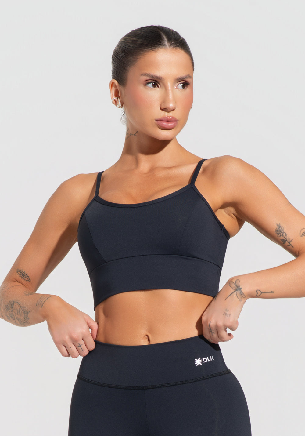 Top Fitness Feminino Preto Com Costas Vazadas E Detalhe Em Lurex