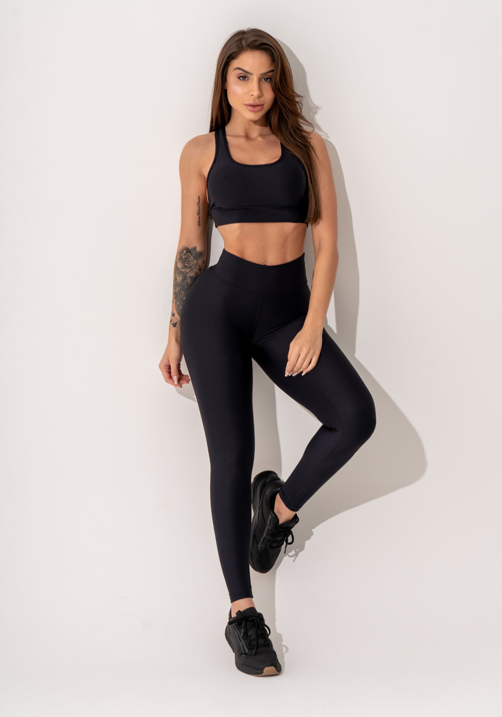Top Fitness Feminino Preto Com Alças Cruzadas Nas Costas Intense
