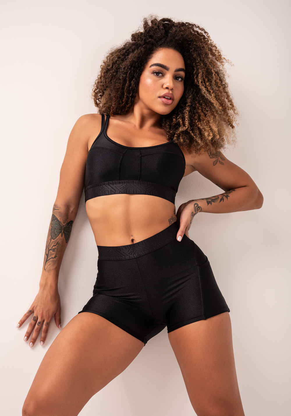 Short Fitness Feminino Preto Com Bolsos Laterais E Elástico Flow Dlk