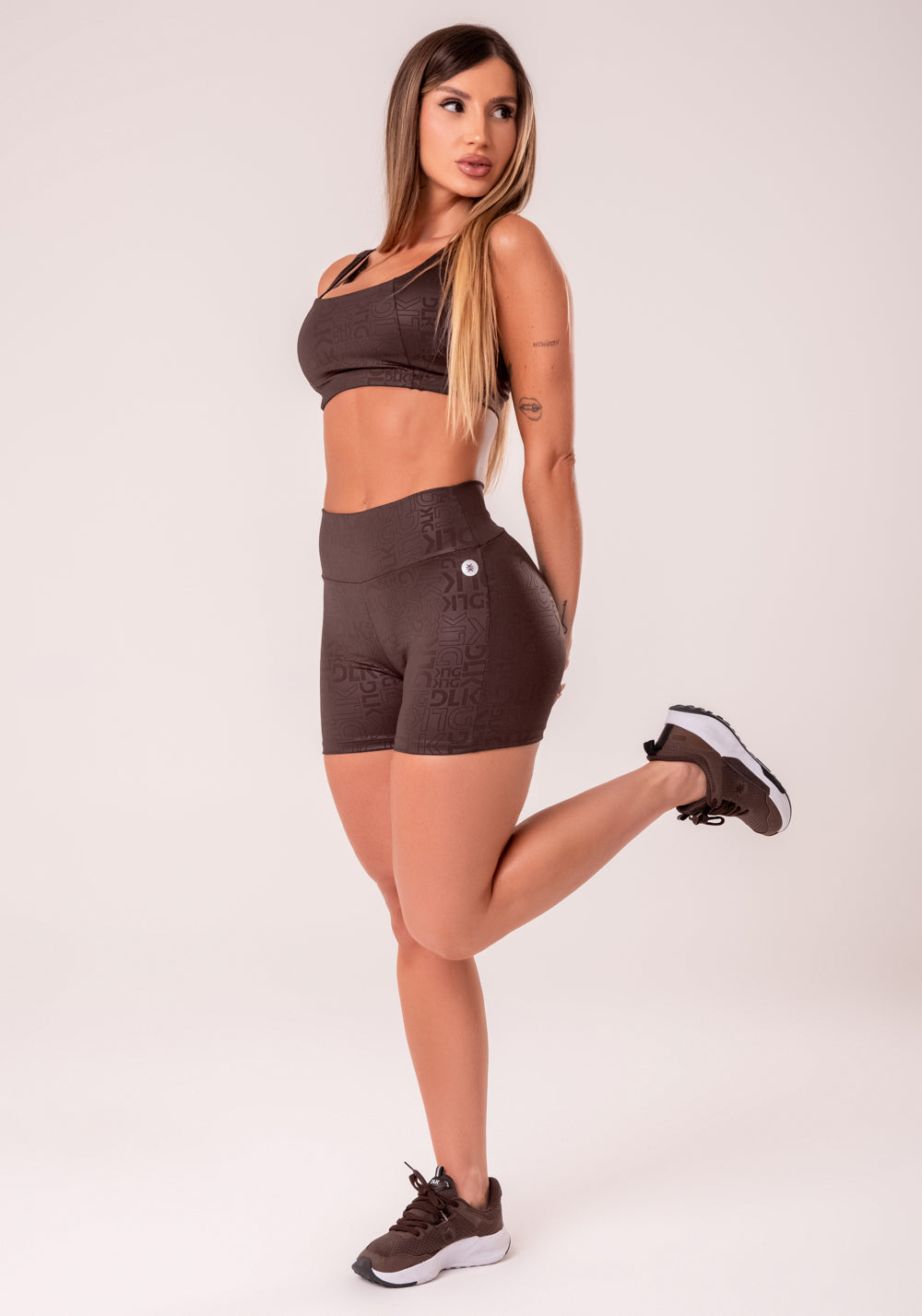 Short Fitness Feminino Marrom Logomania Reflections Dlk