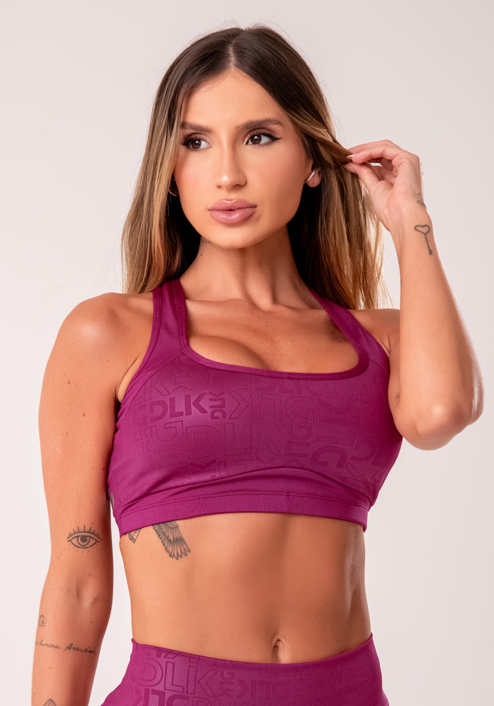 Top Fitness Feminino Vinho Com Bojo E Recortes Logomania