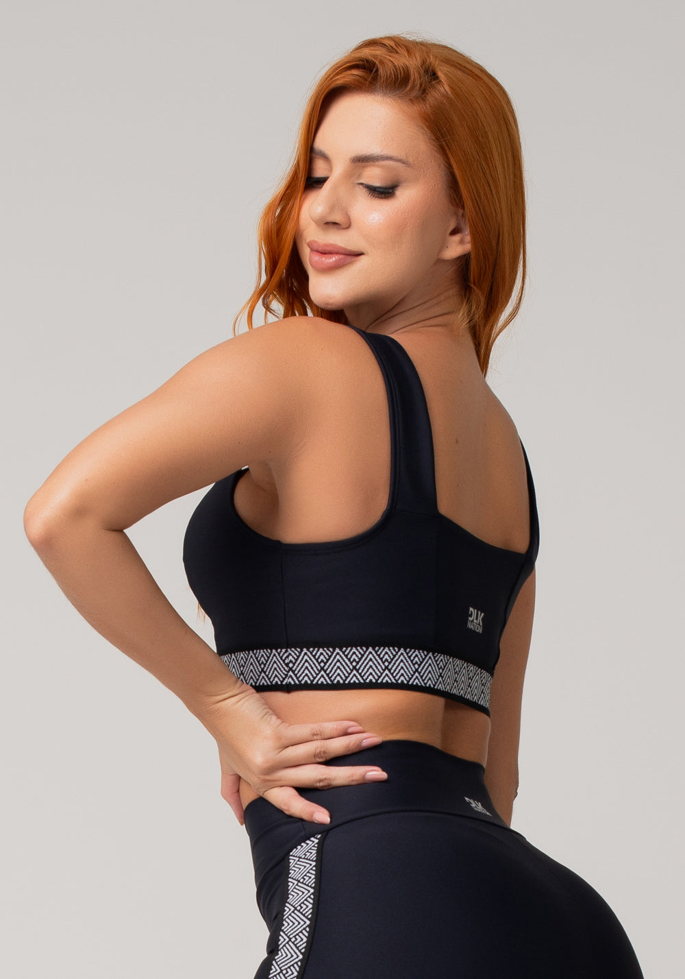 Top Fitness Feminino Preto Com Decote Reto E Elástico Étnico Nation Dlk