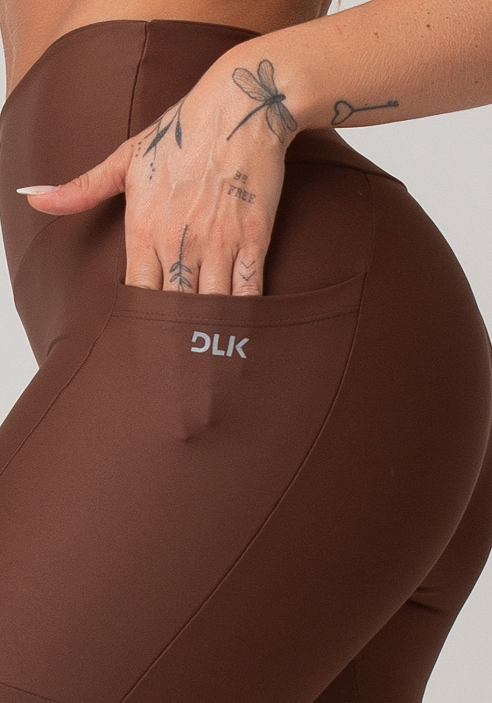 Bermuda De Treino Feminina Com Bolsos Básica Dlk Marrom