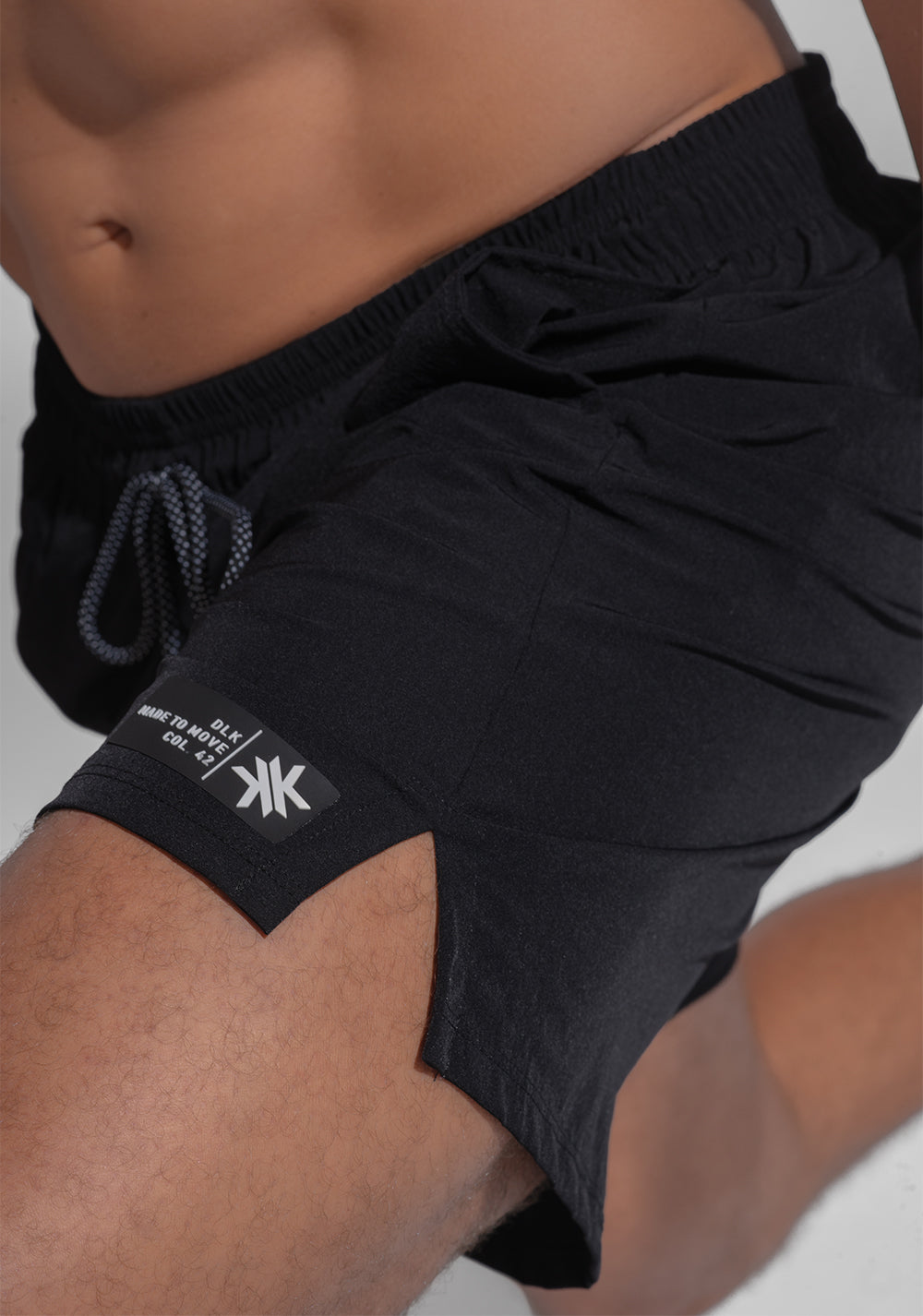 Bermuda Fitness Masculina Com Bolsos E Fenda Lateral Dlk Preto