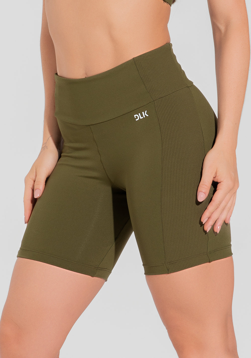 Bermuda Fitness Feminina Com Bolso No Cós E Detalhe Canelado