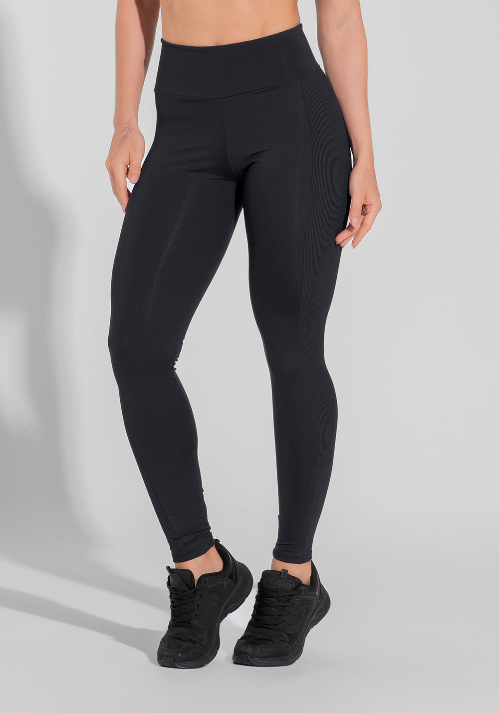 Legging Fitness Feminina Com Lateral Canelada Motion Lines Dlk Preto
