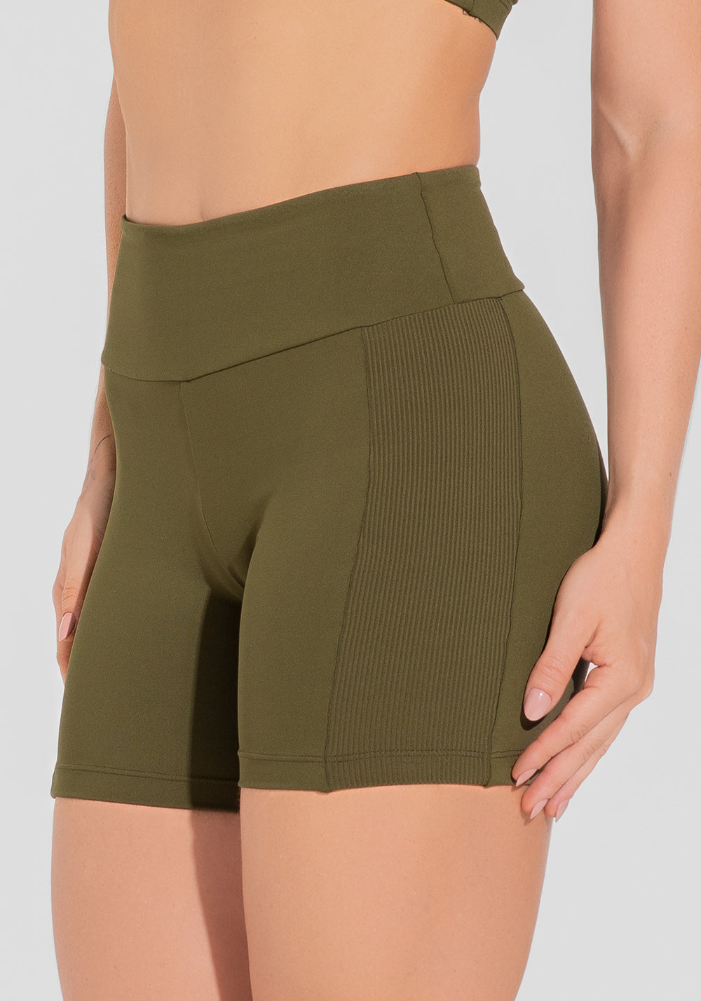 Short Fitness Feminino Com Lateral Canelada Motion Lines Dlk Verde