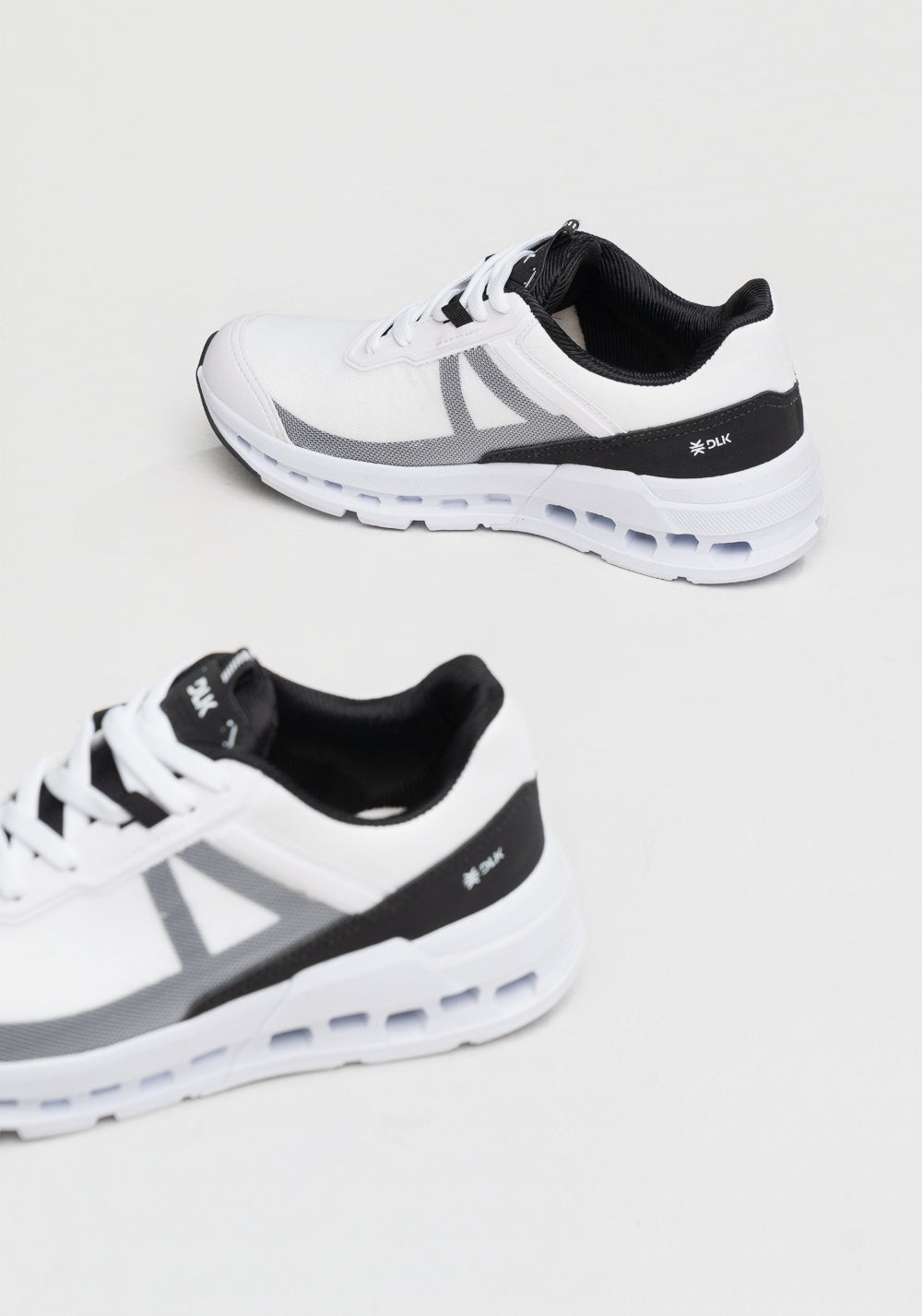 Tênis Esportivo Feminino Com Detalhe No Solado Dlk Branco E Preto